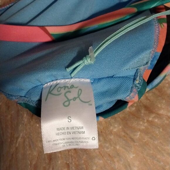 Kona SolWomen's Abstract Tropical Print  Tie-Front Bikini Top NWT.  Size S 4-6 - Picture 8 of 11